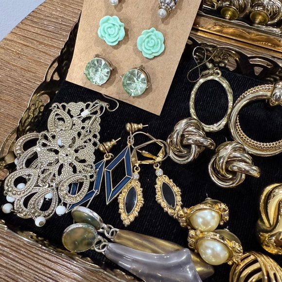 Jewelry - LOT OF 19 sets of earrings